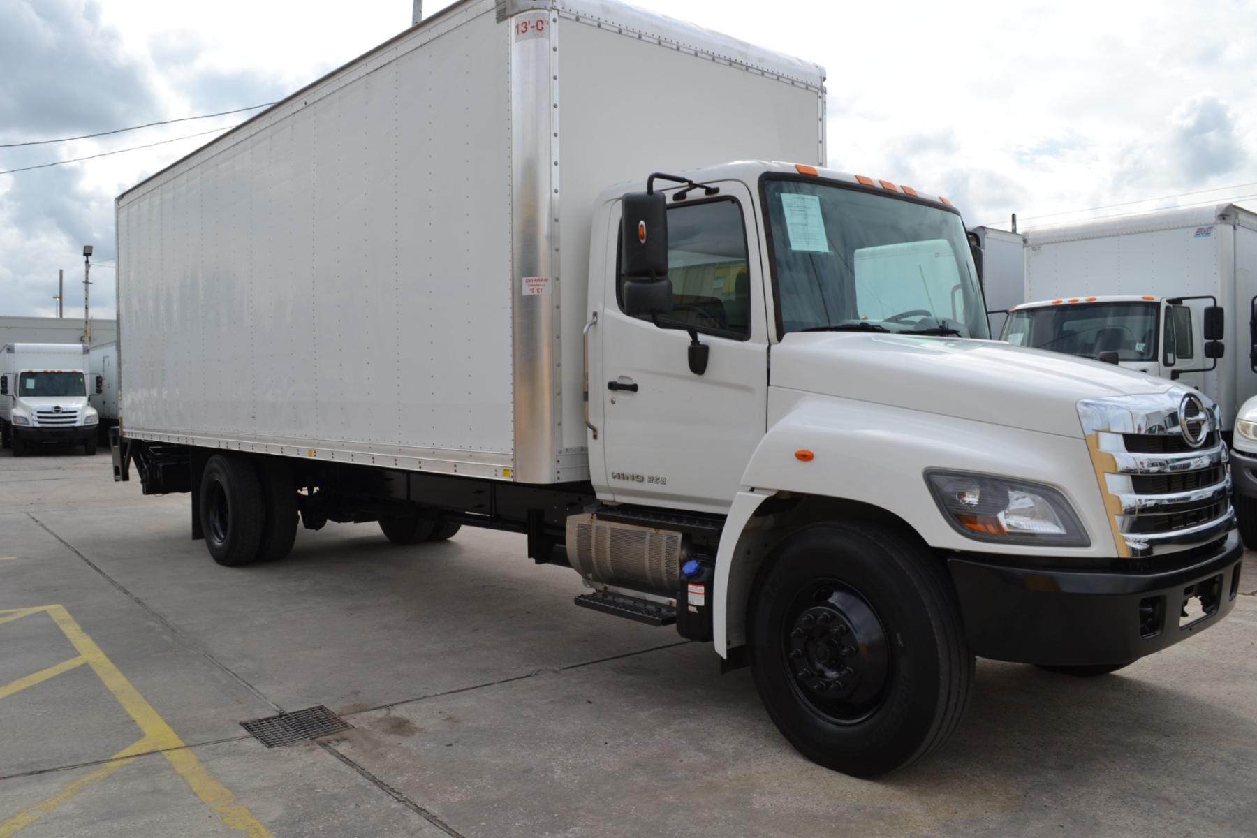 2020 WHITE /BLACK HINO 268 with an JO8E-WU 8.0L 230HP engine, ALLISON 2200HS AUTOMATIC transmission, located at 9172 North Fwy, Houston, TX, 77037, (713) 910-6868, 29.887470, -95.411903 - 25,950LB GVWR NON CDL, 26FT BOX, 13FT CLEARANCE, HEIGHT 103" X WIDTH 102", 2,500LB LIFT GATE, 95 GALLON FUEL TANK, SPRING RIDE, COLD A/C - Photo #2